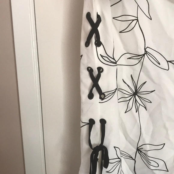 Cute black and white blouse ! - Picture 2 of 4